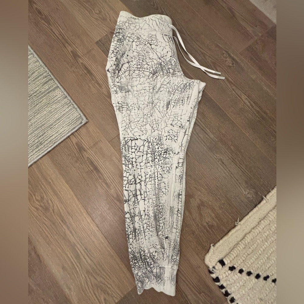 Lululemon size 10 like new joggersrs
